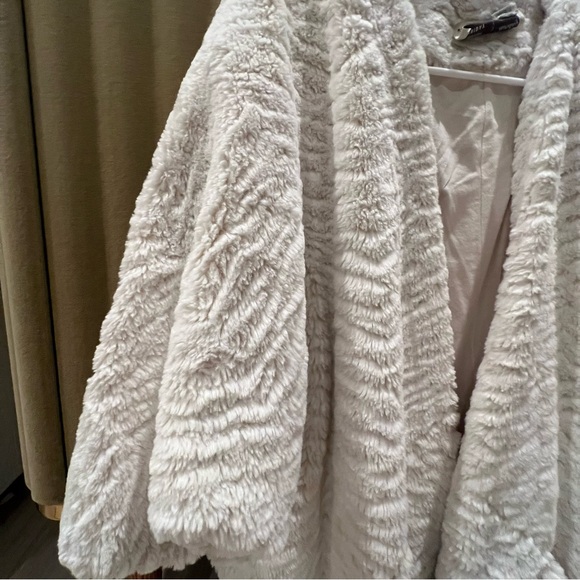 Super cozy, oversized furry sweater/jacket, by Saturday Sunday - Picture 3 of 4